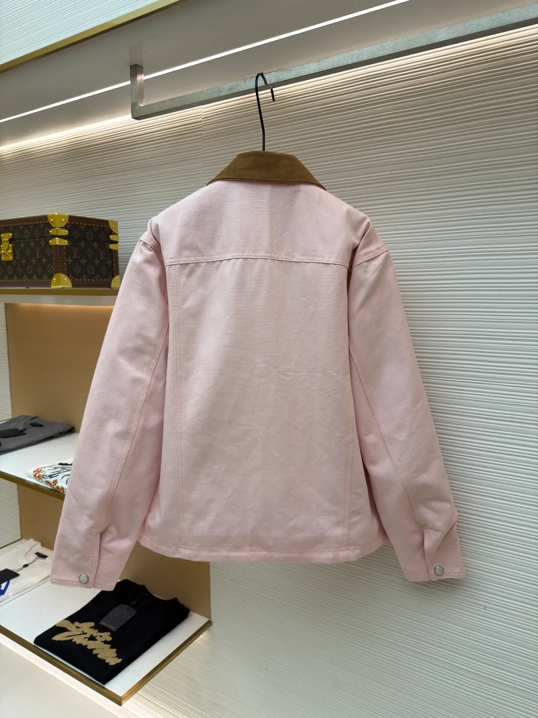 LOUIS VUITTON spliced lapel jacket ●Authentic product: purchased and developed by 27991 ●Item number: 1680418-C40 ●Fabric: denim fabric ●Technology: made on positioning cutting machine ●Version: fitted version ●Weight: about 1110 grams ●Size: 44-46-48-50-52 ●Description: Made of customized cotton fabric! The texture is great, soft and strong to the touch, not only comfortable to wear, but also very durable! The pink is dyed evenly, with no color blocks or fading, and the color fastness is strictly controlled! The hem pockets are decorated with leather labels, the writing is clear and neat, the thickness and spacing of the fonts are consistent with yb, the details are perfectly controlled! The spliced lapel design, the overall routing is straight and delicate, the fabric is comfortable and soft, the color is consistent and there is no color difference It can be matched with the same style to create a fashionable look, and can be used in various occasions. Customized accessories, complete with three standards, same style for men and women!
